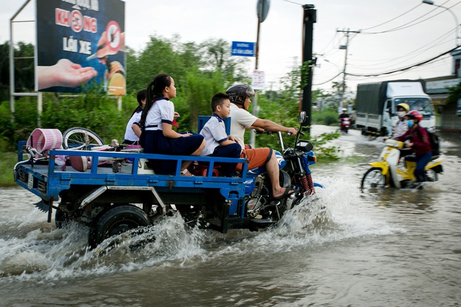 Mùa triều cường, xe ba gác biến thành xe trung chuyển khách