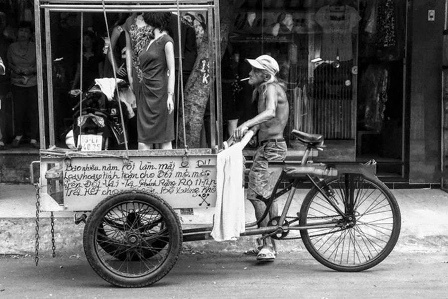 Nét đẹp người Sài Gòn qua loạt ảnh cụ ông đạp xe ba gác với triết lý sống sâu sắc [NGẪM]